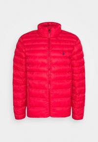 Röd puffjacka gjord av lätt material, med ståkrage, horisontell quiltad design och en liten logotyp på vänster bröst.