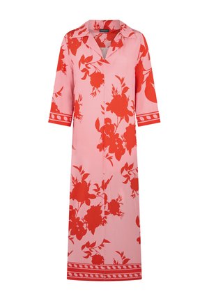 Vestido largo rosa con motivos florales rojos, mangas tres cuartos, cuello con muesca y borde decorativo en los puños y el dobladillo.