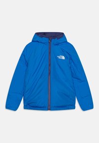 Blå isolerad jacka med huva, framdragkedja och elastisk nederkant. Har "The North Face"-logotyp i vitt på vänster bröst.