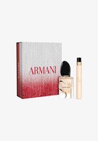 Giorgio Armani parfyme-sett i en rød og sølv boks. Inkluderer en flaske med gulldetaljer og en mindre, lys rosa rollerball.