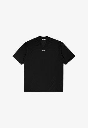 Musta lyhythihainen V-kaula-aukollinen urheilupaita, jossa on pieni valkoinen FILA-logo rinnassa ja valkoinen kaulanauha.