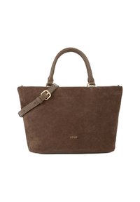 Borsa tote in suede marrone con due manici corti e una tracolla lunga regolabile. Presenta un branding dorato minimale sulla parte frontale. Texture liscia.