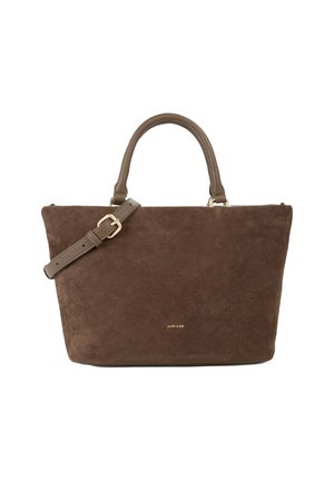 Borsa tote in suede marrone con due manici corti e una tracolla lunga regolabile. Presenta un branding dorato minimale sulla parte frontale. Texture liscia.