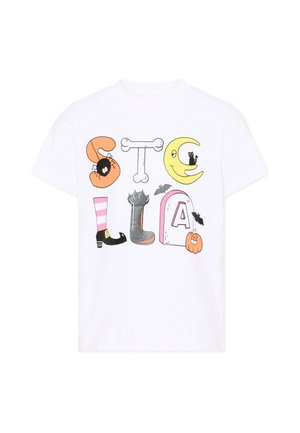 Maglietta bianca con ""STCLA"" scritto con lettere a tema Halloween, tra cui ragno, osso, luna crescente con gatto, stivale da strega, braccio di mostro, lapide, pipistrelli e zucca.