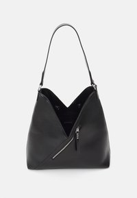 Svart läderaxelväska med en asymmetrisk design, med en ficka med dragkedja och en platt rem. Insidan är rymlig med en jämn textur.