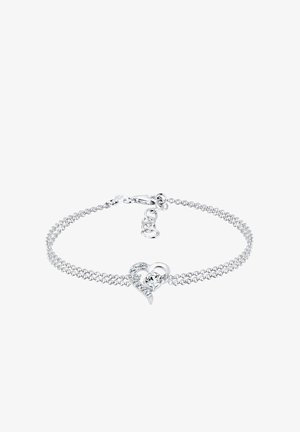 Srebrna narukvica s dvostrukim lancem, s privjeskom u obliku srca ukrašenim prozirnim kamenom i podesivim kopčanjem.