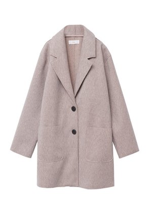 Cappotto oversize in misto lana color marrone chiaro con ampi revers, due tasche applicate frontali e due bottoni neri al centro davanti.