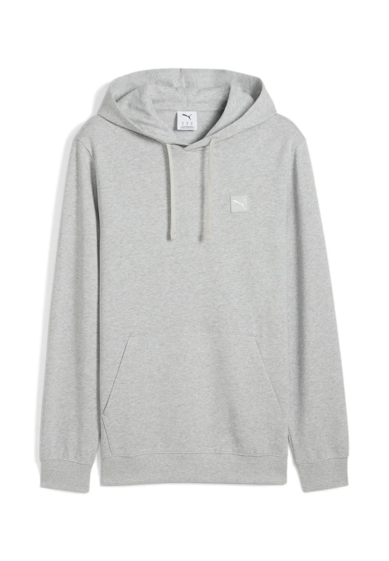 Sudadera gris con capucha hecha de tela suave, que cuenta con un bolsillo canguro en la parte delantera, capucha con cordón y un pequeño parche de logo en el pecho.