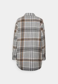 Rutig flanellskjorta i grå, svart och brun nyans. Har krage, långa ärmar och en lös passform. Mjuk struktur och rutigt mönster.