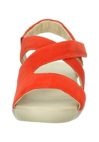 Rote Wildleder-Sandale mit Kreuzriemen, offener Zehenpartie und gepolstertem Fußbett. Hellfarbige Sohle, minimalistisches Design und atmungsaktive Konstruktion.