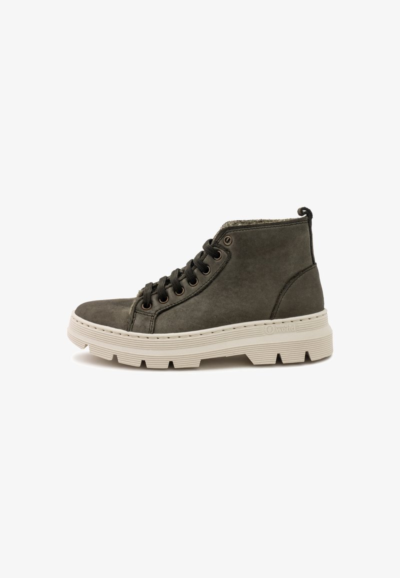 Sneaker alte in suede grigio scuro, con superficie testurizzata, occhielli marroni, lacci neri e una suola in gomma bianca spessa.