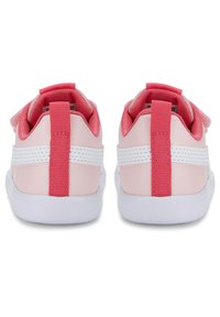 Puma COURTFLEX V2 - Zapatillas de entrenamiento - almond blossom/white