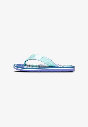 Flip-flops med en turkis stofrem, mønstret fodseng i nuancer af blå og grøn, og en lilla gummisål. Har logo på remmen.