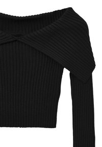Pull court noir à col large et manches longues, à épaules dénudées, avec un tissu texturé et une coupe ajustée.
