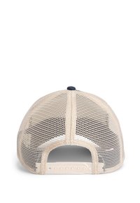 Casquette trucker en mesh beige avec une visière solide bleu marine, sangle en plastique ajustable et un accent en forme de bouton circulaire sur le dessus. Design texturé et respirant.