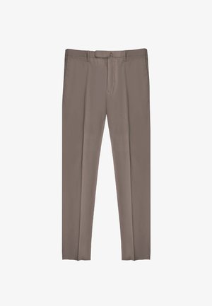 Beżowe spodnie o dopasowanym kroju, o gładkiej fakturze, proste nogawki i dyskretna przednia kieszeń. Posiadają szlufki na pasek i zamek błyskawiczny.