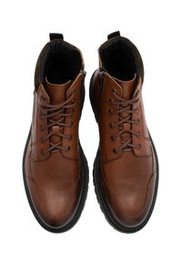 Brązowe skórzane buty na sznurówki z teksturowanym wykończeniem, czarną gumową podeszwą oraz bocznymi zamkami dla ułatwienia zakupu.