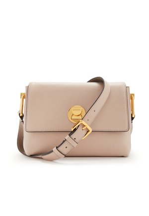 Beigefarbene Leder-Crossbody-Tasche mit verstellbarem Riemen und goldfarbener Schnalle sowie rundem Verschluss an der Vorderklappe.