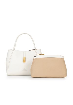 Witte tote bag met een gouden accent en een gladde textuur, vergezeld van een beige pouch met een ritsluiting en zachte stof.