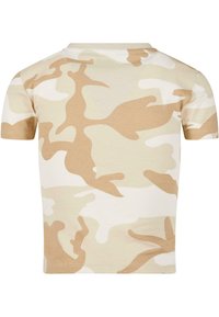 Kortermet t-skjorte med rund hals i beige, brunt og hvitt camouflagemønster vist fra baksiden.