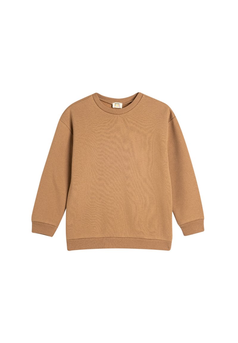 Brązowy sweter z miękkiego materiału, z okrągłym dekoltem, długimi rękawami oraz ściągaczami przy mankietach i u dołu. Prosty, nieozdobiony design.