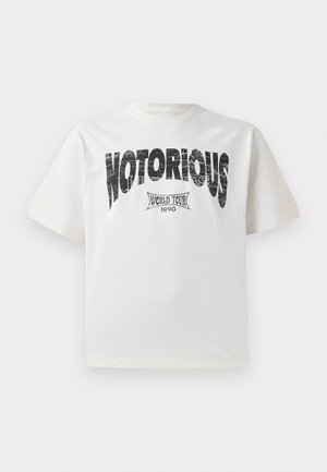 Balta medvilnės marškinėliai trumpomis rankovėmis, su ryškiu juodu užrašu "NOTORIOUS" ir dizainu "WORLD TOUR 1990" apačioje, atspausdintu su senoviniu efektu.