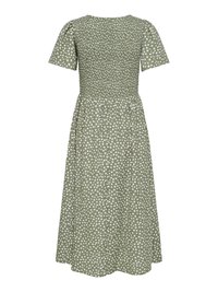 Groene midi-jurk met witte polka dots, korte pofmouwen en een gerimpeld lijfje.