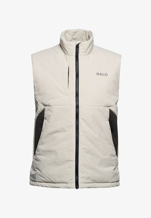 Beige ærmeløs polstret vest med høj krave, lynlås foran, sorte sidepaneler, brystlomme og "HALO" logo på brystet.