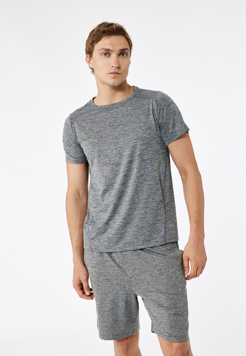 Grau Sport T-Shirt und Shorts-Set, strukturierter Stoff mit meliertem Muster, kurze Ärmel, runder Ausschnitt und lockere Passform.