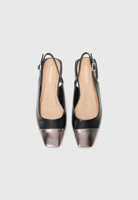 Juodos odinės slingback bateliai su metaliniu bronziniu pirštų gaubtu ir vidutinio aukščio blokuojama pakulne. Savybės: reguliuojama kulkšnies juosta.