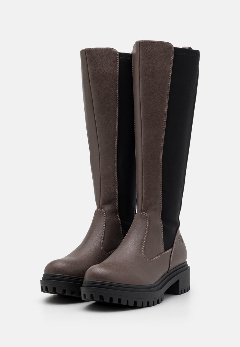 Bottes marron à hauteur de genoux avec un panneau élastique noir, en cuir texturé, semelle épaisse et details de couture contrastants.
