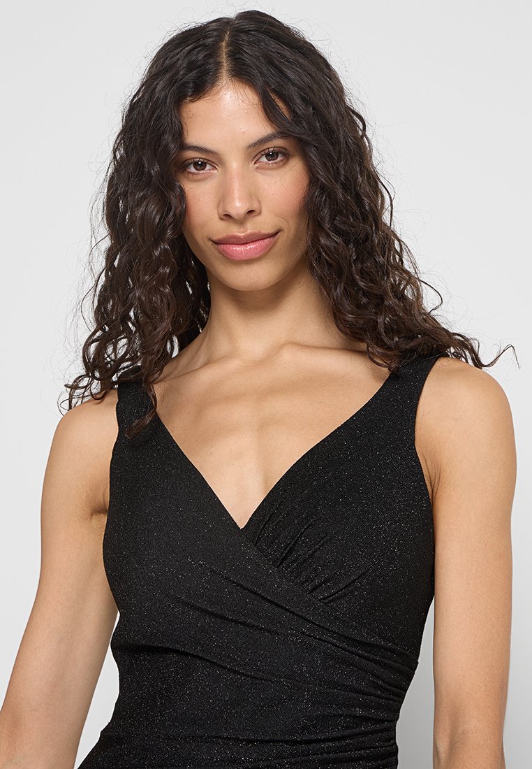 Czarna sukienka bez rękawów z głębokim dekoltem w kształcie litery V, wykonana z błyszczącego materiału. Posiada marszczone detale w talii, co zapewnia dopasowany krój.
