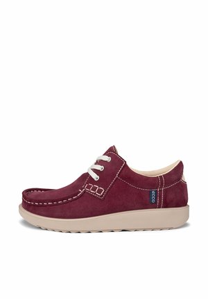 Herren Freizeit-Bordeaux Wildleder-Schnürschuh mit beiger Sohle und weißen Nähten, Seitenlabel und Mokassin-artigem Zehen-Design.