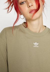 adidas Originals TEE - Paprasti marškinėliai - orbit green
