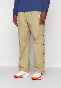 Nike Performance NBA PANT - Friluftsbukser - neutral olive/hyper crimson