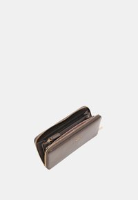 Portafoglio marrone in pelle con zip circonferenziale e zip dorata, vari scomparti per carte e un compartimento centrale con zip per monete, marchiato "LIU JO."