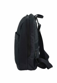 Schwarzer Rucksack mit gepolstertem Design, Reißverschlussfächern, verstellbarem Tragegurt und strukturiertem Stoff. Seitenfach für zusätzliches Stauraum.