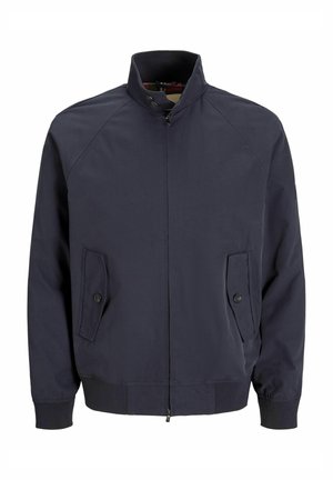 Giacca navy con collo alto, chiusura frontale con zip e due tasche laterali con bottone. Presenta polsini e orlo a coste, realizzata in un tessuto resistente.