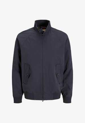 Jūras jaka ar augstu apkakli, priekšējo rāvējslēdzēju un divām sānu kabatām ar pogām. Piedāvā ribotas aproces un apakšmali, izgatavota no izturīga auduma.