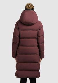 Bordeauxfarbene Steppjacke mit gepolsterter Textur, Kapuze und langer Länge. Merkmale sind Reißverschlusärmel und ein elegantes, minimalistisches Design.