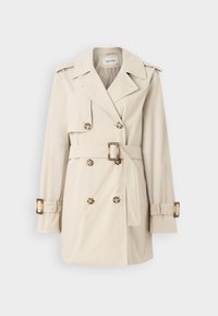 Beige trenchcoat med dobbeltkneppet knaplukning, bælte i taljen, skulderepaulettes og manchetremme. Glat stofstruktur.