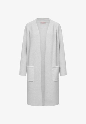 Lichtgrijze cardigan van zacht breiwerk, met een open voorkant, lange mouwen en twee voorste opgestikte zakken.