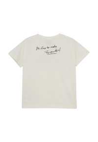 Cremfarvet bomulds T-shirt med korte ærmer, med sort håndskrevet tekst på ryggen: "Det er tid til at få 'venner!'"