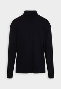 Musta pitkähihaisella poolopaidalla, jossa on korkea kaulus ja yksinkertainen sauman yksityiskohta takana, esitetty valkoista taustaa vasten.