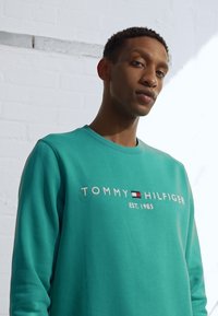 Tommy Hilfiger LOGO - Camisola - central green