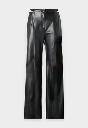 Pantaloni di pelle nera con vita alta, gambe larghe, cuciture verticali e una texture liscia. Presentano un'apertura con zip e passanti per cintura.