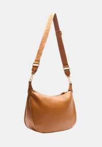 Borsa a spalla in pelle marrone con una forma curvata, chiusura a zip e tracolla regolabile con un discreto motivo logos.