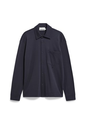 Marineblauwe blouse met lange mouwen van zachte stof, voorzien van een kraag, borstzak en subtiele geborduurde logo.