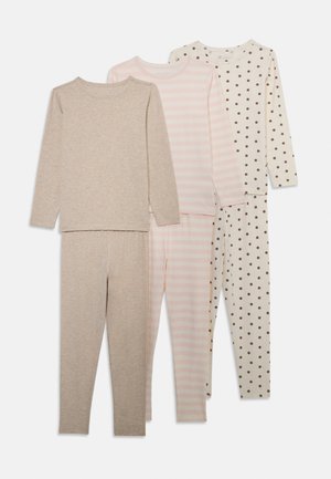 Ensemble de quatre pyjamas : deux en beige, un avec des rayures roses, un en crème avec des pois marron ; tissu doux, manches longues et jambes ajustées.