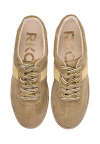 Tenisice od smeđeg velura s žutom prugom, okruglim vrhom i jedinstvenim vezicama u sivim, bijelim i žutim uzorcima. Unutrašnjost ima zlatni logo.